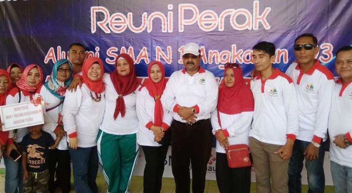 Foto bersama Alumni SMAN 1 Kundur Angkatan 93, bersama Bupati Karimun, Aunur rafiq, di Balai Pemuda Tanjungbatu Kundur, (04/08/18).