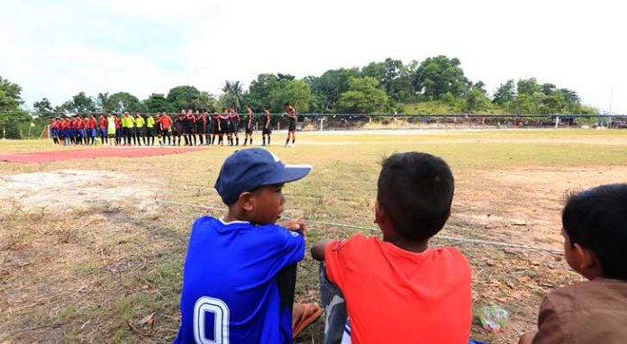 Pembukaan turnamen Aura Cup 2018 di lapangan sepak bola desa Keban Moro, (Ahad, 12/08/18).