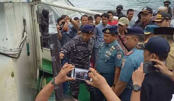Sebuah-Kapal-Ikan-Indonesia-Diamankan-Karena-Membawa-Hewan-yang-Dilindungi Komandan Lantamal IV, Laksma R Eko Suyatno, saat melakukan peninjauan pada kapal KM Borneo Pearl, yang didampingi Bupati KKA, Abdul Haris serta sejumlah pejabat Kab Anambas.