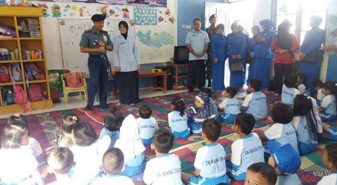 Danlanal TBK Letkol Laut (P) Catur Yogiantoro yang didampingi Ibu saat menghadiri perlombaan antar anak-anak di TK Hang Tuah, kamis (23/08/18).