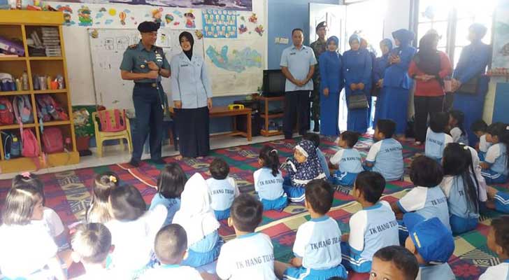 Danlanal TBK Letkol Laut (P) Catur Yogiantoro yang didampingi Ibu saat menghadiri perlombaan antar anak-anak di TK Hang Tuah, kamis (23/08/18).