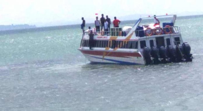 Kapal cepat, SB Karunia Jaya I tujuan Tanjungbalai Karimun ke Tanjungpinang kandas di karang lautan pulaun Terung Moro, Ahad, (19/08/18)