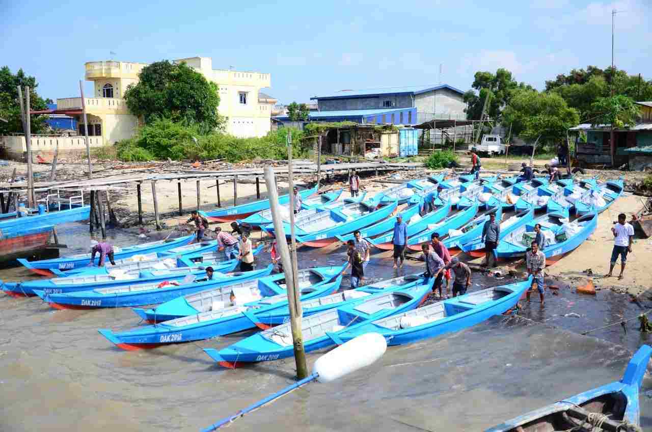 Bupati Karimun Serahkan Bantuan Puluhan Unit Sampan Kepada Nelayan Serta Asuransi