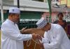 Bupati Karimun Aunur Rafiq menyerahkan hewan kurban kepada pengurus masjid Baitul Karim Kelurahan Tanjungbalai Kota kecamatan Karimun, Rabu (22/8)