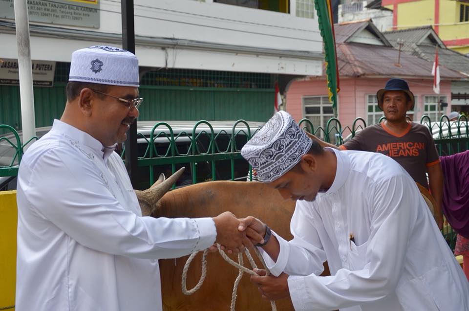 Bupati Karimun Aunur Rafiq menyerahkan hewan kurban kepada pengurus masjid Baitul Karim Kelurahan Tanjungbalai Kota kecamatan Karimun, Rabu (22/8)