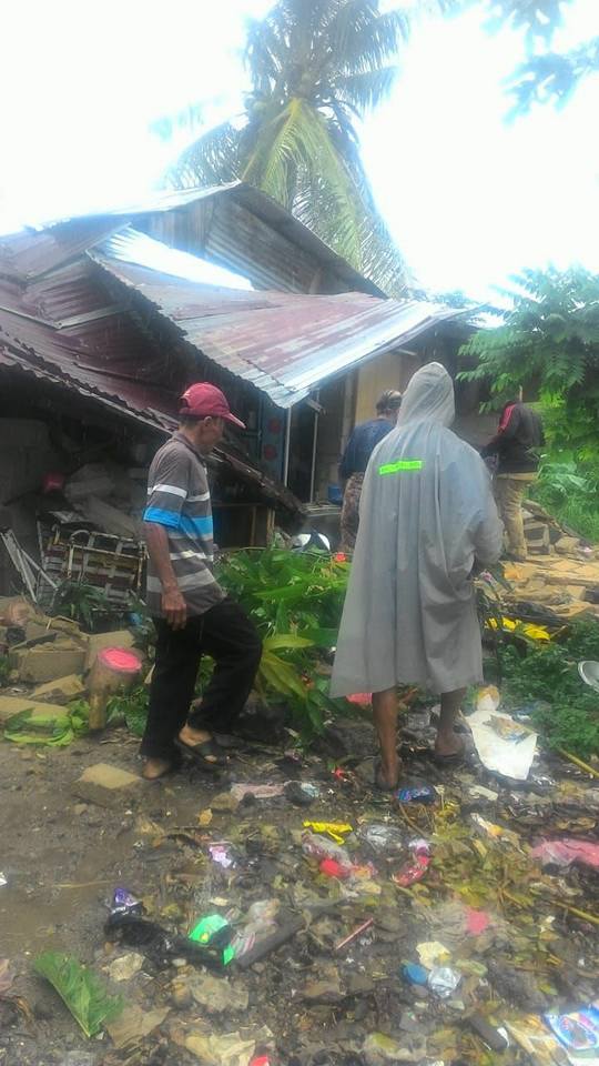 rumah ambruk dihantam angin puting beliung di Paya Rengas Parit Benut Kecamatan Meral, Selasa (28/8)