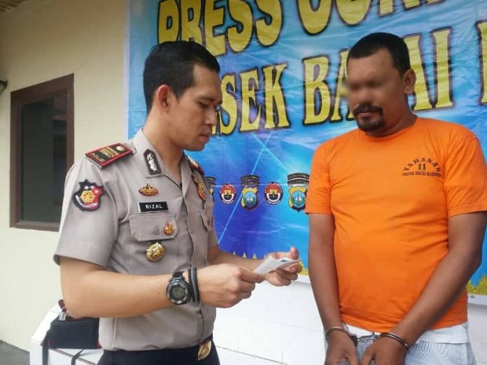 Caleg Demokrat diamankan Kapolsek Urban Tanjungbalai, AKP Yanuar Rizal Ardianto menggelar ekspose kasus penggelapan yang dilakukan RA, Kamis (6/9)