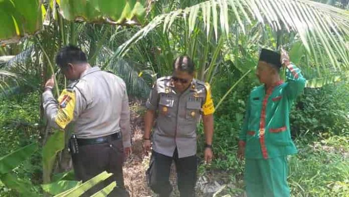 Motif-Pelaku-Penikaman-Dengan-Sajam-di-Tikungan-S-Sei-Ungar Sejumlah petugas dari Polsek Kundur, beserta masyarakat dan Kepala Desa Setempat, saat mencari bukti-bukti lain yang diduga tempat persembunyian pelaku, Selasa (25/09/18).