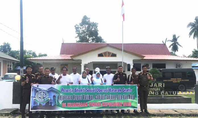 Sejumlah pasien katarak dari Kundur dan sataf kantor Cabang Kejaksaan Karimun di Tanjungbatu, Kamis (20/09).