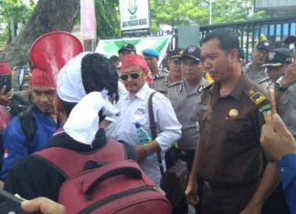 Ratus-Wartawan-Di-Pekanbaru-Demo-Di-Mapolda-Riau,-Minta-Kapolda-Periksa-Penyidik-Dirkrimsus