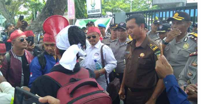 Ratus Wartawan Di Pekanbaru Demo Di Mapolda Riau, Minta Kapolda Periksa Penyidik Dirkrimsus Ratus Wartawan Di Pekanbaru Demo Di Mapolda Riau, Minta Kapolda Periksa Penyidik Dirkrimsus