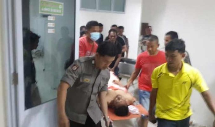 Seorang-Pria-Mendapat-Empat-Tusukan-Sajam-Oleh-Orang-Tak-Dikenal Korban penikaman di Puskesmas Tanjungbatu, saat hendak dirujuk ke RSUD M Sani Karimun, Senin (/24/09/18).