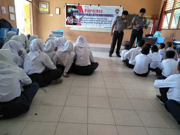Pesan Kasat Binmas Polres Anambas Saat Sosialisasi di SMP Negeri 004 Dusun Desa Pesisir Timur