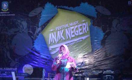 Umi Kalsum, Kepala Bidang Kesenian Dinas Kebudayaan Provinsi Kepri, saat menutup Festival Musik Anak Negeri, di Sawang Kundur Barat, Sabtu malam (29/30/18).