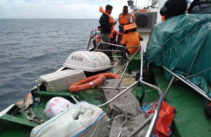 Kapal Penumpang Tersenggol Kapal Tanker