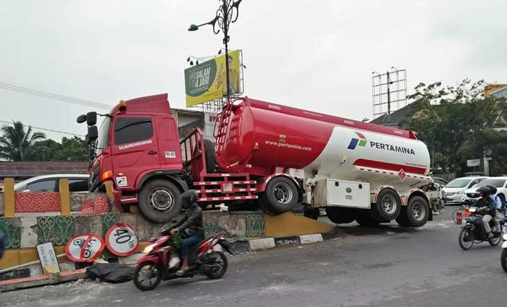 Kendaraan Pengangkut Bahan Bakar Minyak Menjadi Pusat Perhatian Warga