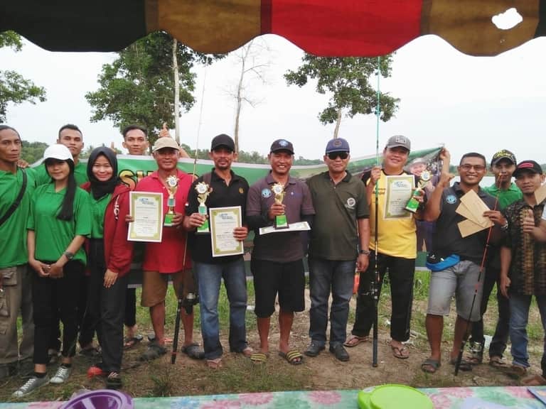 Pemuda Bersatu Prayun Gelar Fun Fishing di Kolam Biru