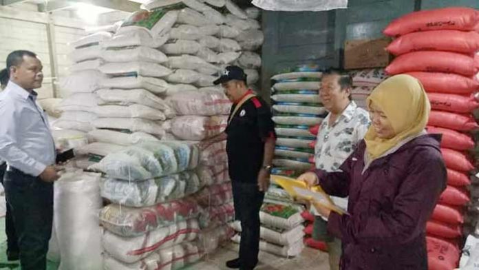 Pengecekan-Sembako Pengecekan Sembako oleh Koperasi Usaha Mikro Perdagangan dan Perindustrian (DKUMPP) Kabupaten Kepulauan Anambas bersama Polres Anambas.