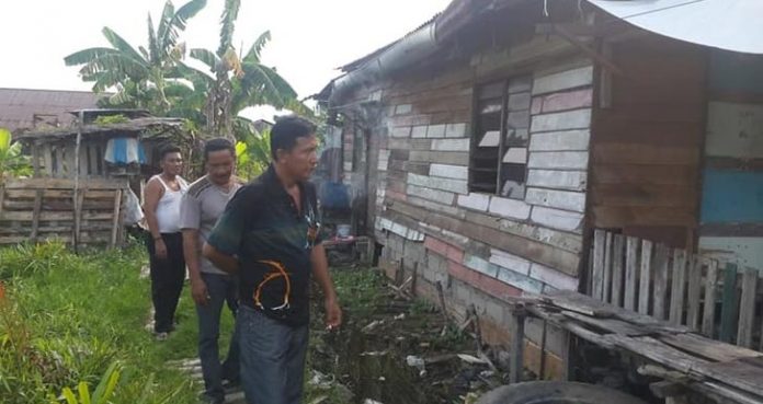 Rehab-Rumah-Layak-Huni-Di-Dwikora,-Pengelola-Diduga-Celat-Anggaran-Belanja-Bangunan Ketua RT 002, Atan Yahya, dan tokoh masyarakat Dwikora, Wahid, beserta sejumlah warga saat menerangkan kondisi pembangunan, Jumat (26/10/18).