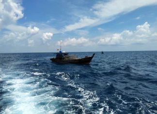 Kapal nelayan saat melakukan penyisiran pencarian korban, Rabu (17/10/18).