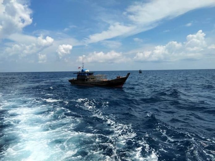 Kapal nelayan saat melakukan penyisiran pencarian korban, Rabu (17/10/18).