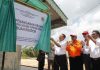 Dirjen Horticultura Kementan RI Dr Suwandi, dan Bupati Karimun, saat meresmikan Unit Penanganan Segar (Packing House Operation) Buah Ekspor