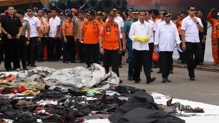 Presiden Joko Widodo didampingi Menteri Perhubungan Budi Karya Sumadi saat meninjau puing pesawat Lion Air JT 61O dan barang milik korban yang ditemukan, di posko Basarnas.