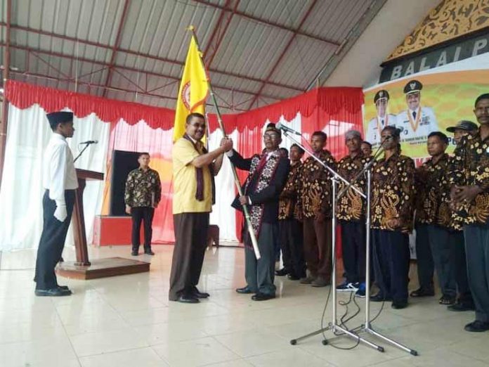Bupati-Karimun-Mendapat-Parang--witi-Taran,-Adonara Pengukuhan Ikatan Keluarga Besar Flores (IKBF) Pulau Kundur, di Balai Pemuda dan Olahraga Tanjungbatu Kota, Sabtu (17/11/12).