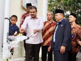 Bupati Karimun Aunur Rafiq, meresmikan penggunaan instalasi penyaluran air bersih, Program Nasional Pengembangan Infrastuktur Sosial Ekonomi Wilayah (Pisew), di Kelurahan Parit Benut, Kecamatan Meral, Karimun, Kamis (8/11/2018).