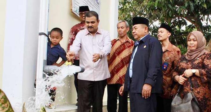 Bupati Karimun Aunur Rafiq, meresmikan penggunaan instalasi penyaluran air bersih, Program Nasional Pengembangan Infrastuktur Sosial Ekonomi Wilayah (Pisew), di Kelurahan Parit Benut, Kecamatan Meral, Karimun, Kamis (8/11/2018). Bupati Karimun Aunur Rafiq, meresmikan penggunaan instalasi penyaluran air bersih, Program Nasional Pengembangan Infrastuktur Sosial Ekonomi Wilayah (Pisew), di Kelurahan Parit Benut, Kecamatan Meral, Karimun, Kamis (8/11/2018).