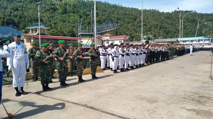 Tabur Bunga di Pelabuhan Pelni Bukit Raya Tarempa, Dalam Pringatan Hari Pahlawan