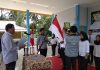 Gubernur Provinsi Kepulauan Riau, H Nurdin Basirun saat melantik kepengurusan Kesatuan Suara Mahasiswa (KUSUMA) Kepri, periode 2018-2019, di Sanggar Desa Berakit, Kecamatan Teluk Sebong, Ahad, (04/11/2018).