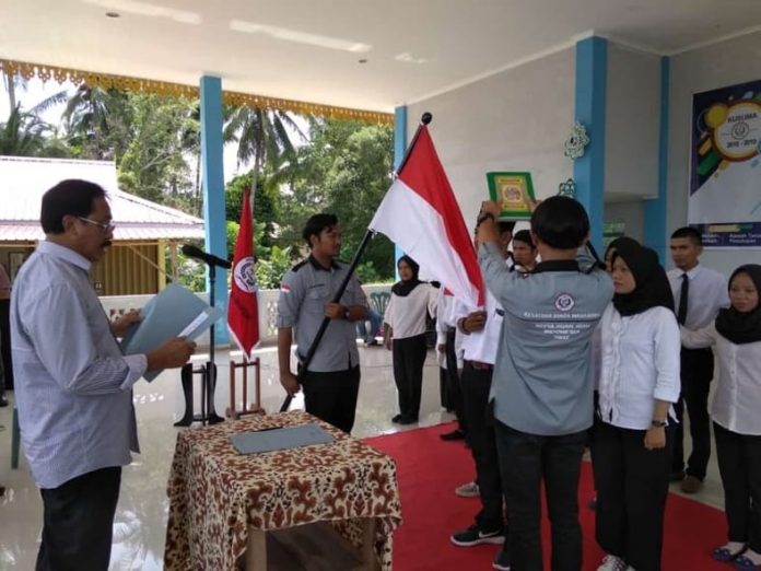 Gubernur Provinsi Kepulauan Riau, H Nurdin Basirun saat melantik kepengurusan Kesatuan Suara Mahasiswa (KUSUMA) Kepri, periode 2018-2019, di Sanggar Desa Berakit, Kecamatan Teluk Sebong, Ahad, (04/11/2018).