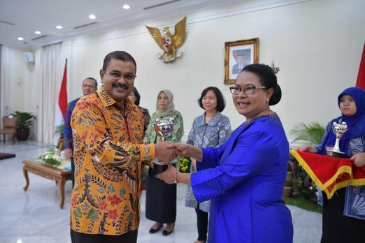 Bupati Karimun Terima Anugerah Parahita Ekapraya (APE) di Istana Wakil Presiden (2)