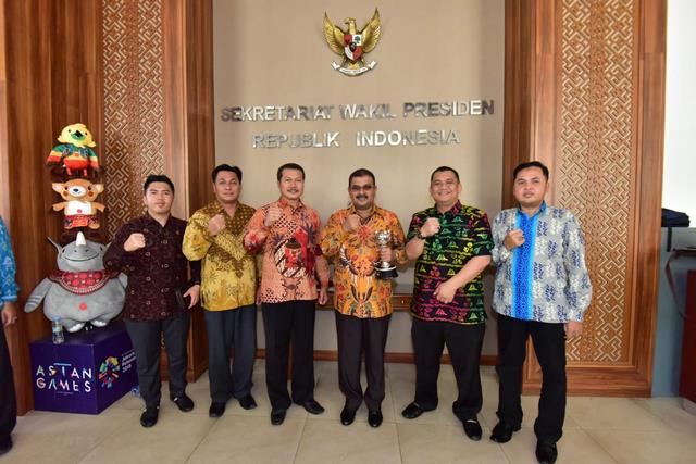 Bupati Karimun Terima Anugerah Parahita Ekapraya (APE) di Istana Wakil Presiden