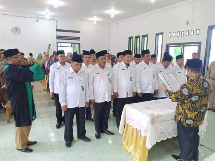 Pengambilan Sumpah Jabatan sebanyak 12 pejabat fungsional Kementerian Agama yang akan ditempatkan sebagai kepala Kantor Urusan Agama