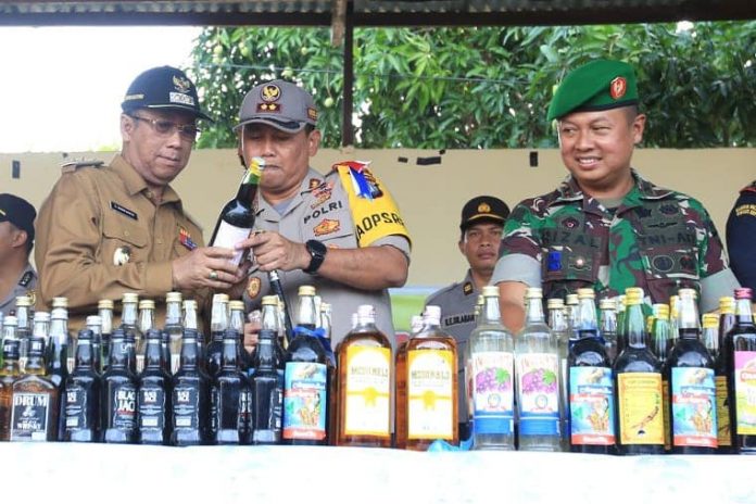 Pemusnahan miras di Polres Karimun Kapolres Karimun AKBP Hengky Pramudya menunjukkan kemasan miras sebelum dimusnahkan, Jumat (21/12) di Mapolres Karimun.