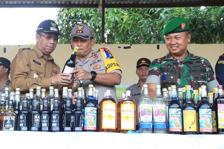 Kapolres Karimun AKBP Hengky Pramudya menunjukkan kemasan miras sebelum dimusnahkan, Jumat (21/12) di Mapolres Karimun.