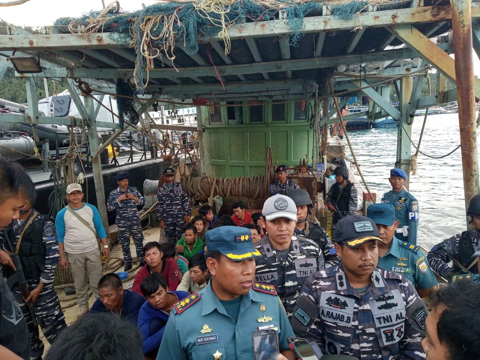 Kapal Ikan Asing (KIA) Berbendera Vietnam Coba Melakukan Perlawanan Saat Ditangkap