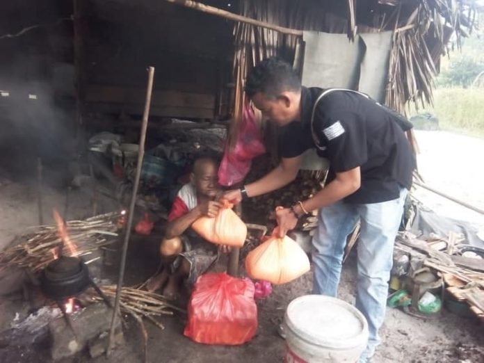 Penyerahan sembako oleh ORMAS Hulubalang Junjung Negeri di Kundur