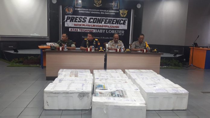 penegahan baby lobster Kakanwil DJBC Khusus Kepri, Agus Yulianto memberikan keterangan dalam ekspose penegahan baby lobster, Selasa (25/12) di Aula Kanwil DJBC Khusus Kepri.
