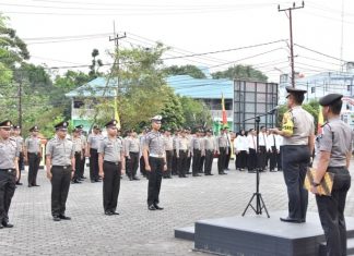upacara Korps Rapor kenaikan pangkat sebanyak 40 personil yang dipimpin oleh Kapolres Tanjungpinang AKBP Ucok Lasdin Silalahi, yang digelar dilapangan apel Polres Tanjungpinang, Sabtu, (05/01/2019).