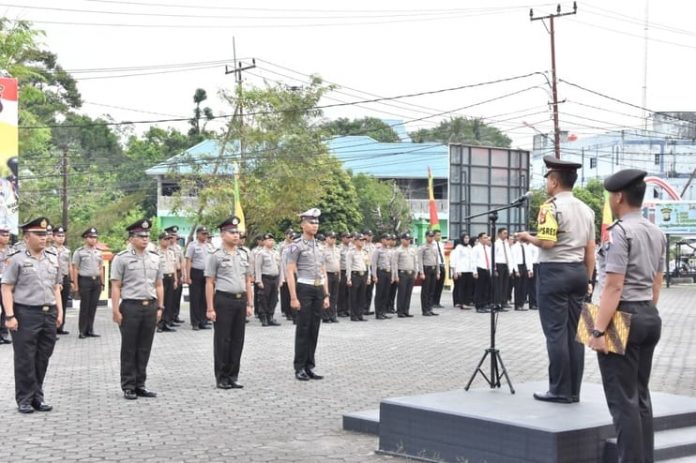 upacara Korps Rapor kenaikan pangkat sebanyak 40 personil yang dipimpin oleh Kapolres Tanjungpinang AKBP Ucok Lasdin Silalahi, yang digelar dilapangan apel Polres Tanjungpinang, Sabtu, (05/01/2019).