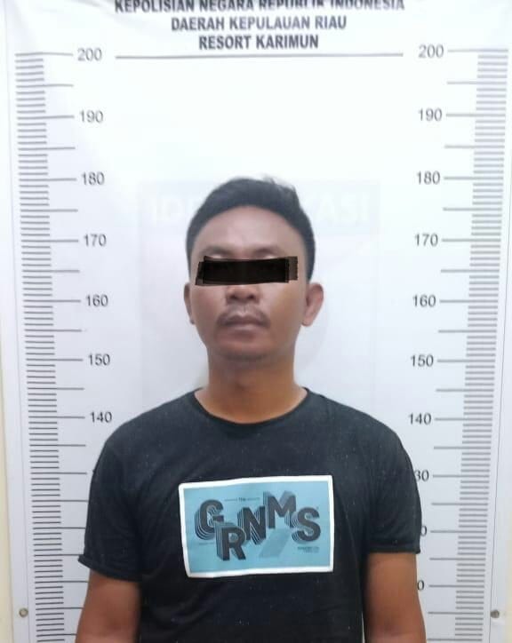 Honorer BC pukul warga sipil Honorer Kanwil DJBC Khusus Kepri bernama WA yang memukul warga sipil di Karaoke Satria kini diamankan Satreskrim Polres Karimun