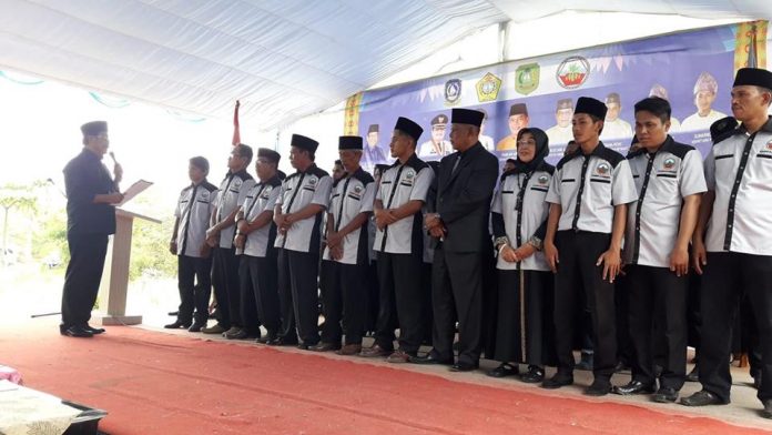 Gubernur Kepri Nurdin Basirun melantik pengurus KKB Meranti Karimun periode 2017-2022, di Gedung KKB Meranti Karimun Jalan Poros, Minggu (20/1)