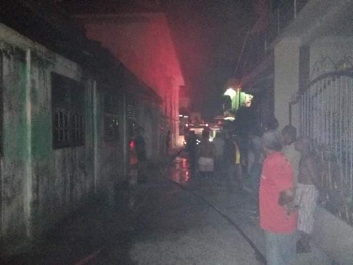 Kebakran MTS Yaspika Tim pemadam kebakaran bersama warga tengah berjibaku memadamkan api yang menghanguskan dua ruangan MTS Yaspika, Selasa dini hari (22/1)