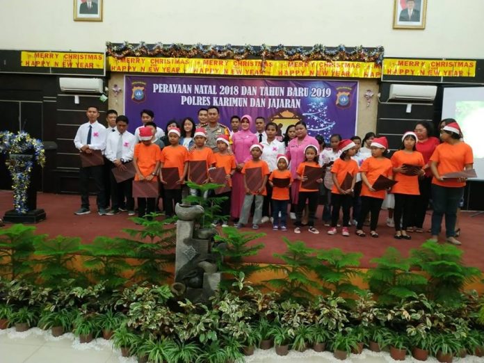 Natal Polres Karimun Foto bersama Kapolres Karimun AKBP Hengky Pramudya usai penyerahan tali asih dalam perayaan Natal dan tahun baru 2019, di Gedung Nasional, Sabtu malam (12/1)
