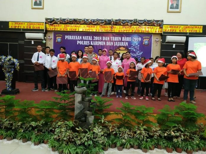 Foto bersama Kapolres Karimun AKBP Hengky Pramudya usai penyerahan tali asih dalam perayaan Natal dan tahun baru 2019, di Gedung Nasional, Sabtu malam (12/1)