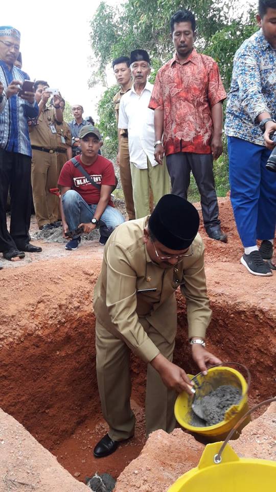 Peletakan batu pertama Cendikia Bupati Karimun Aunur Rafiq meletakkan batu pertama pembangunan rumah tahfiz ikhwan Yaysan Al Ishlah, Senin sore (21/1)