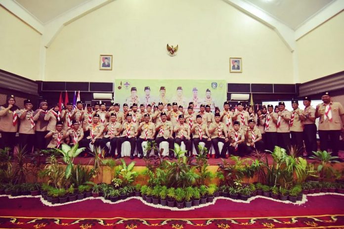 Pramuka karimun Foto bersama usai pelantikan Mabicab dan Kwarcab gerakan pramuka Karimun, Kamis (10/1) di Gedung Nasional
